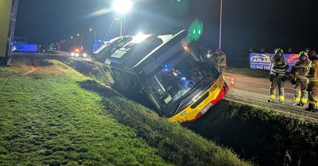 Nocny incydent pod Warszawą. Autobus wpadł do rowu