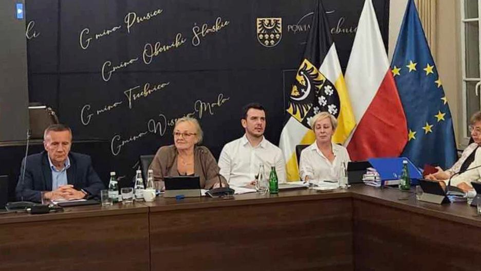 Sesja rady powiatu trzebnickiego, prowadzona przez Annę Morawiec