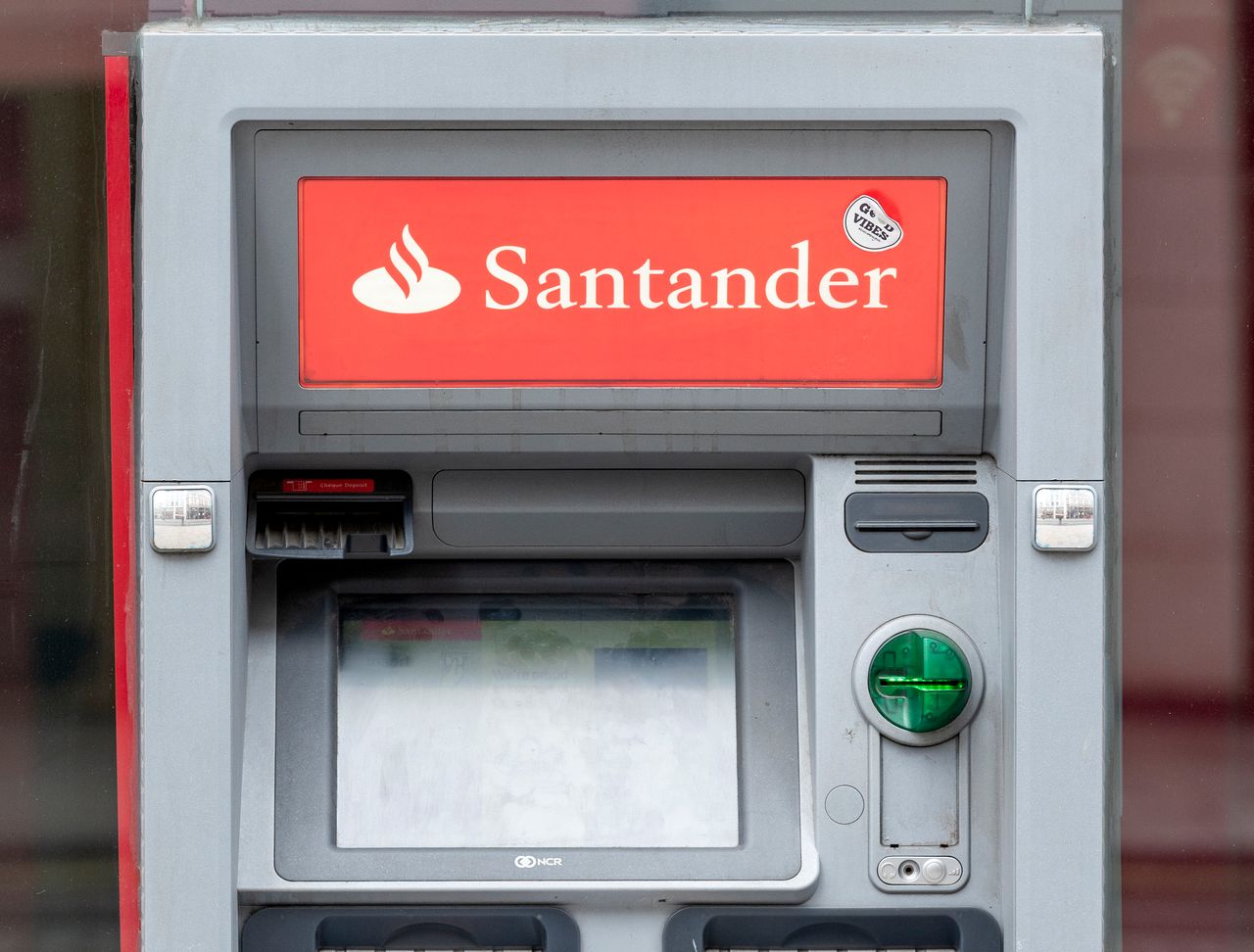 Santander Bank Polska ostrzega przed fałszywymi aplikacjami. Nigdy ich nie pobieraj