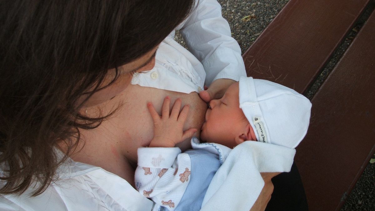  Czy kobieta może zostać ukarana za publiczne karmienie piersią?