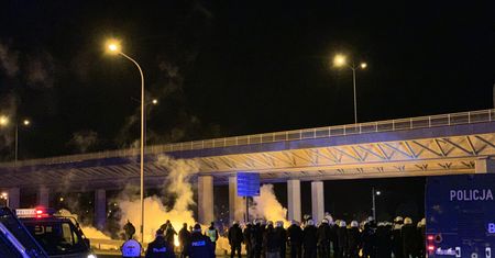 Wrocław. Gorąco pod stadionem. Policja komentuje zdarzenie z kibicami