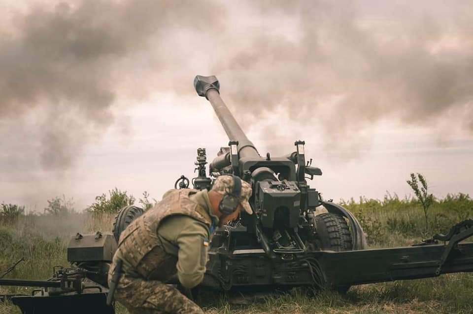 Włoska artyleria FH-70 ostrzeliwuje Rosjan w Ukrainie.