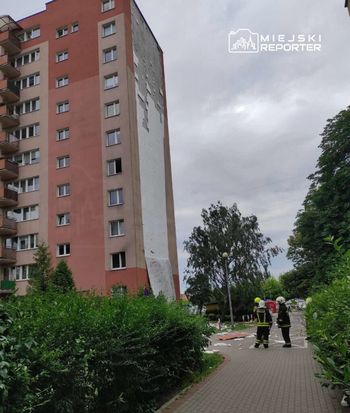 Silne porywy wiatru zerwały elewację bloku. Na miejscu działa straż pożarna