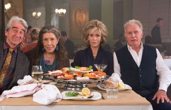 "Grace and Frankie" - Martin Sheen chce wyjść za Sama Waterstona (wideo)
