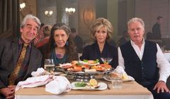 "Grace and Frankie" - Martin Sheen chce wyjść za Sama Waterstona (wideo)