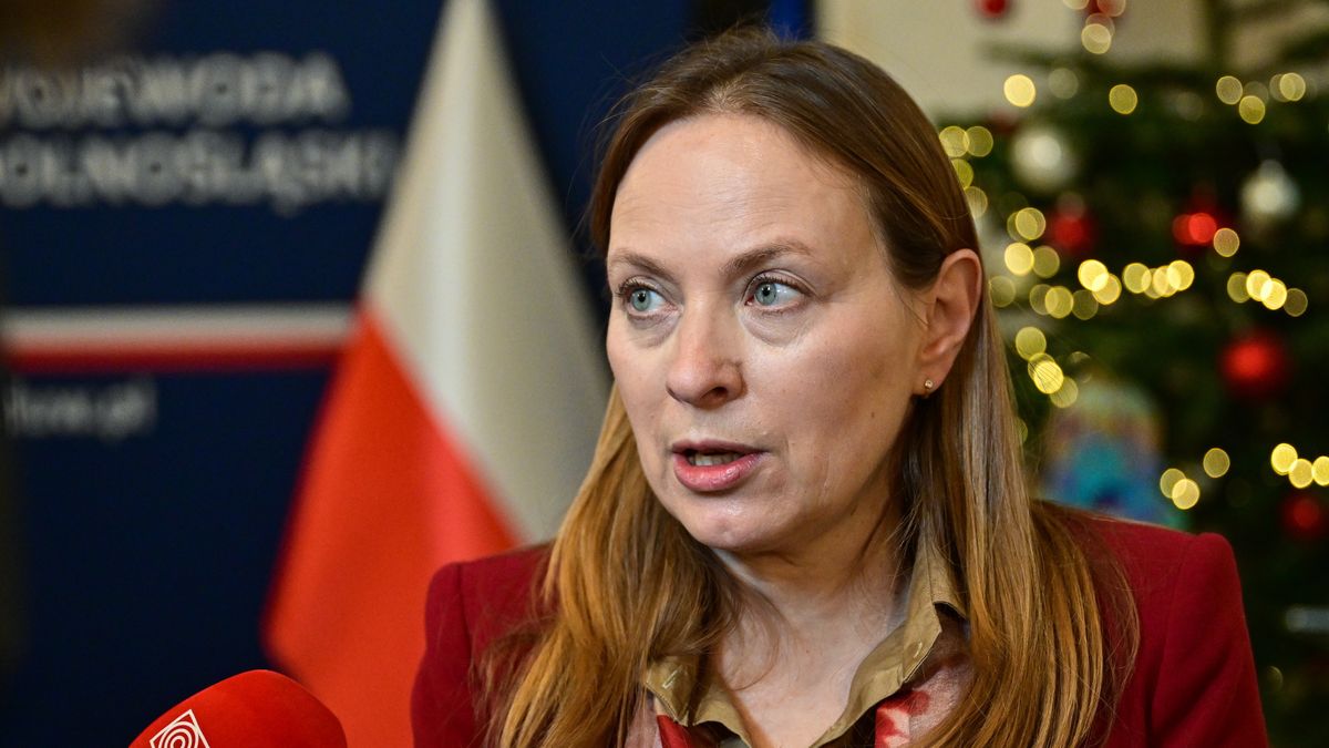 Wrocław, 19.12.2025. Minister funduszy i polityki regionalnej Katarzyna Pełczyńska-Nałęcz podczas briefingu prasowego w siedzibie Dolnośląskiego Urzędu Wojewódzkiego we Wrocławiu, 19 bm. Temat "Wsparcie dla gmin w rozwoju Społecznych Agencji Najmu". (jm) PAP/Maciej Kulczyński