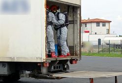 Wielkopolskie. Żrąca substancja wylewała się z samochodu. Kierowca bez uprawnień