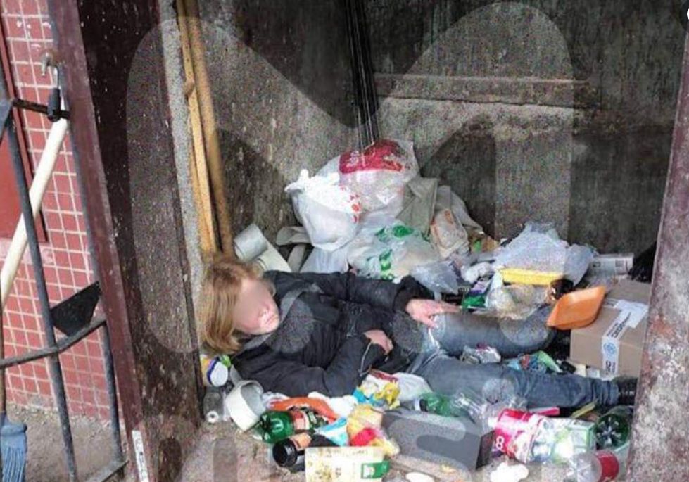 Wyrzucił swoją partnerkę do zsypu na śmieci. Uratowali ją sąsiedzi