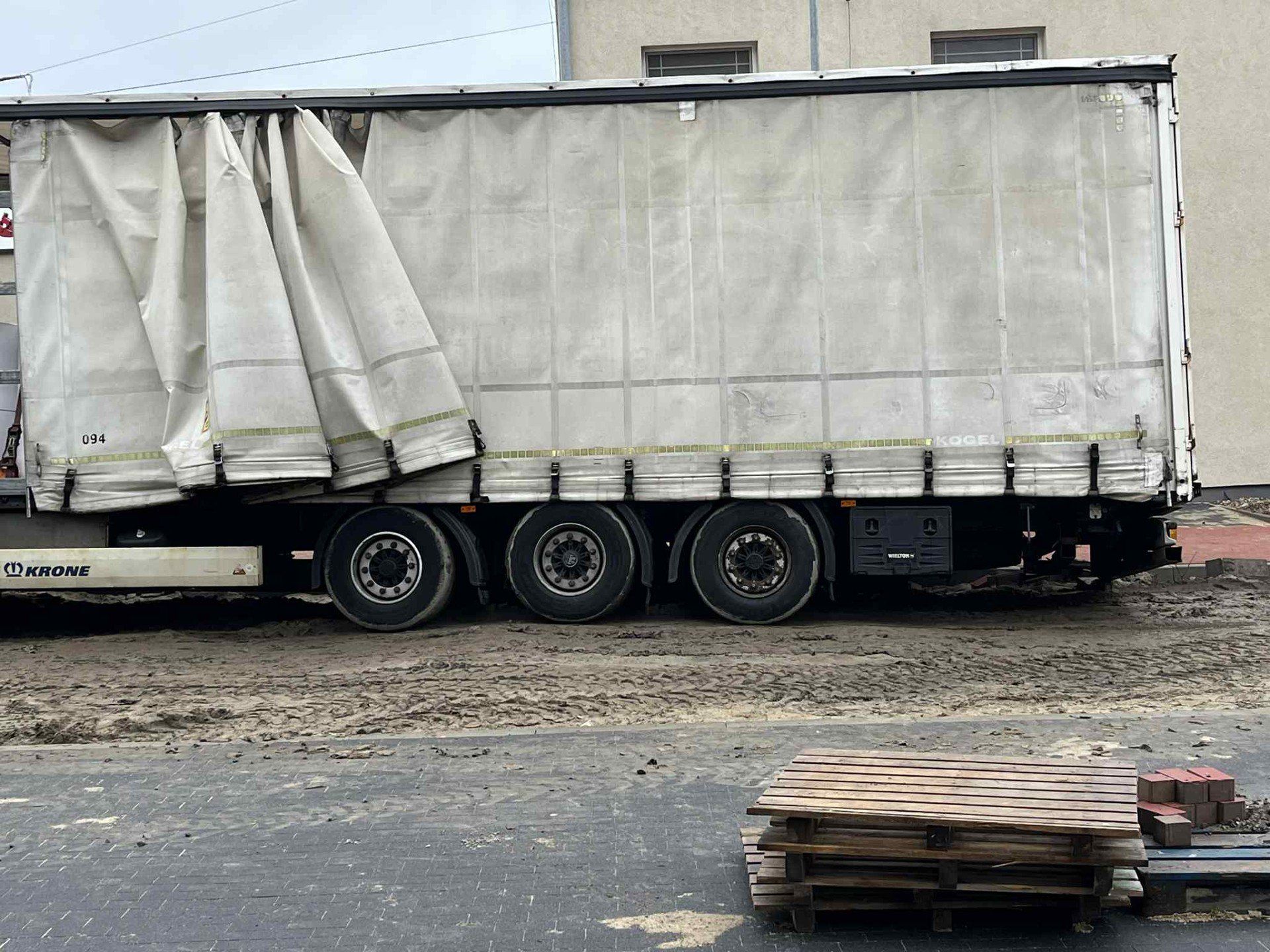 TIR utknął w błocie w samym centrum Pleszewa