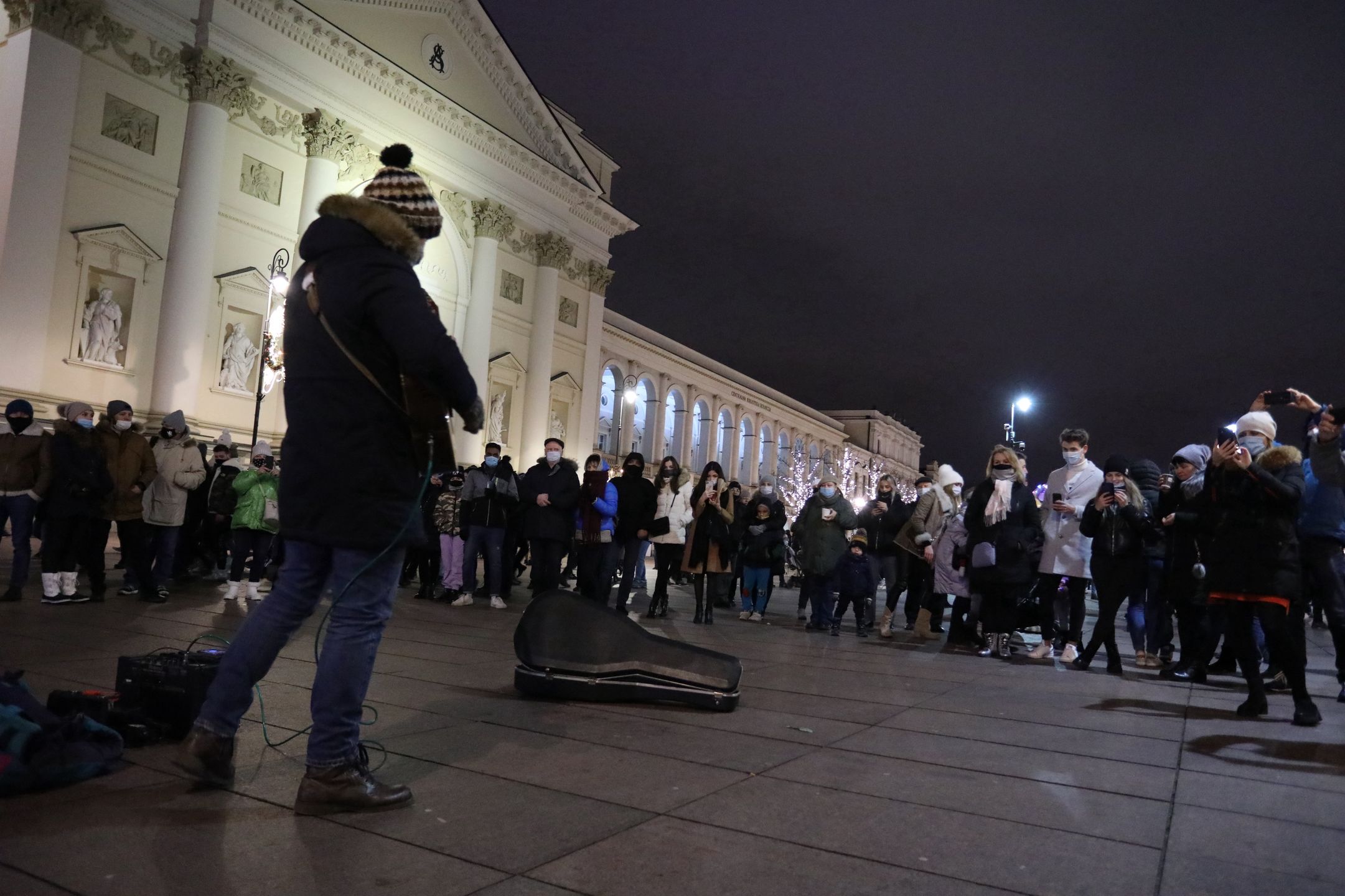 Warszawa. Spacerowicze na Starówce