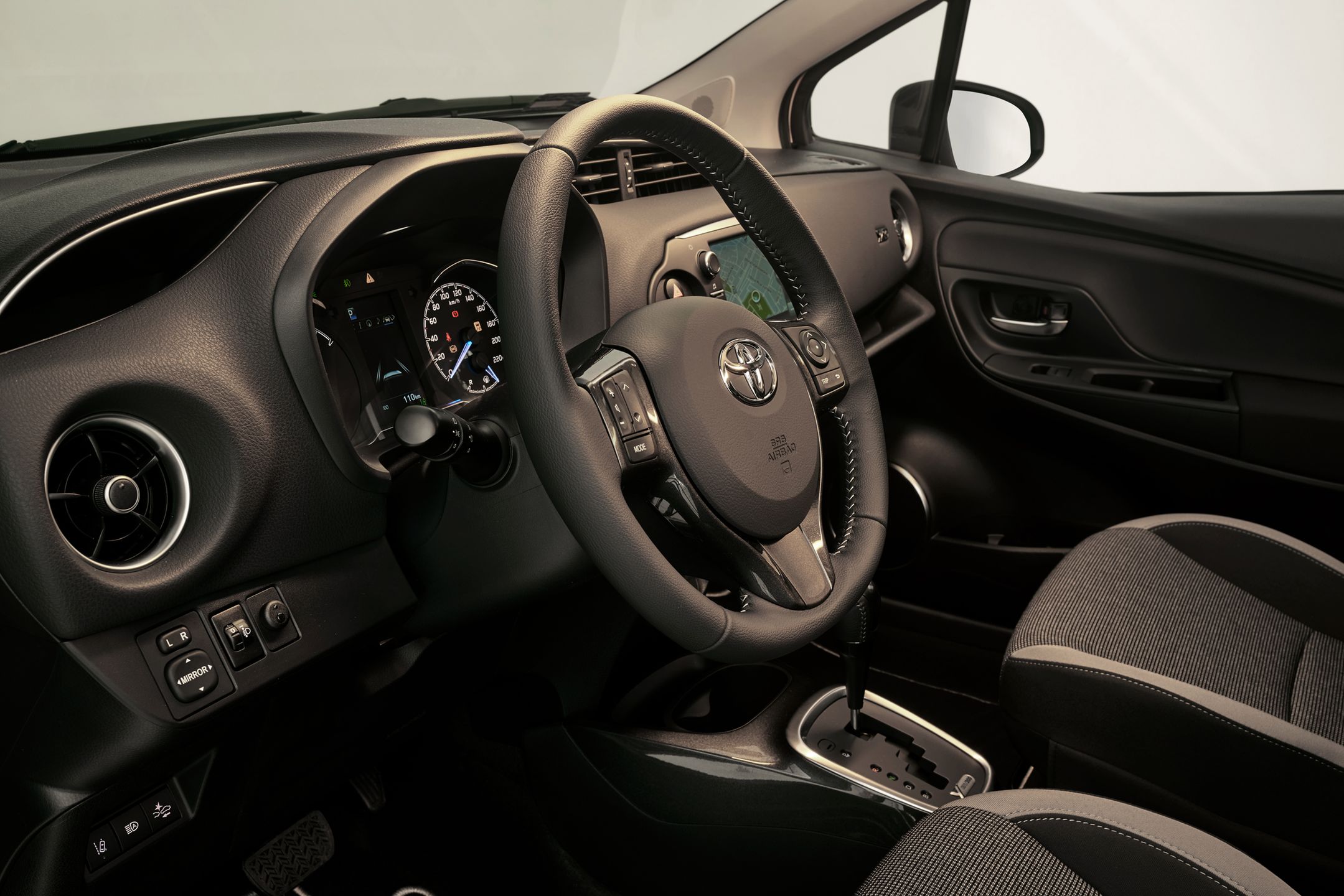 Yaris 2019 - dużo lepsza jakość materiałów użytych we wnętrzu, dużo bogatsze wyposażenie