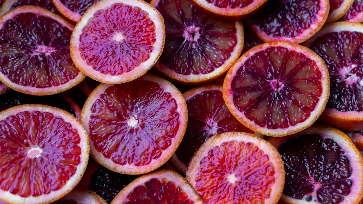 Pij sok z czerwonej pomarańczy na śniadanie. Chroni przed miażdżycą i nowotworami