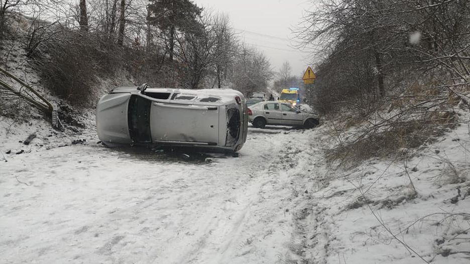Groźny wypadek w Niegowonicach. Auto w poprzek drogi, ranni