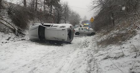 Groźny wypadek w Niegowonicach. Auto w poprzek drogi, ranni