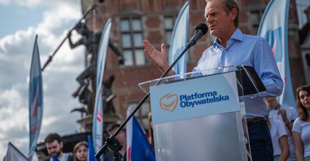 "W mieszkaniu 15 stopni i zimna woda w kranie". Donald Tusk kpi z Anny Moskwy
