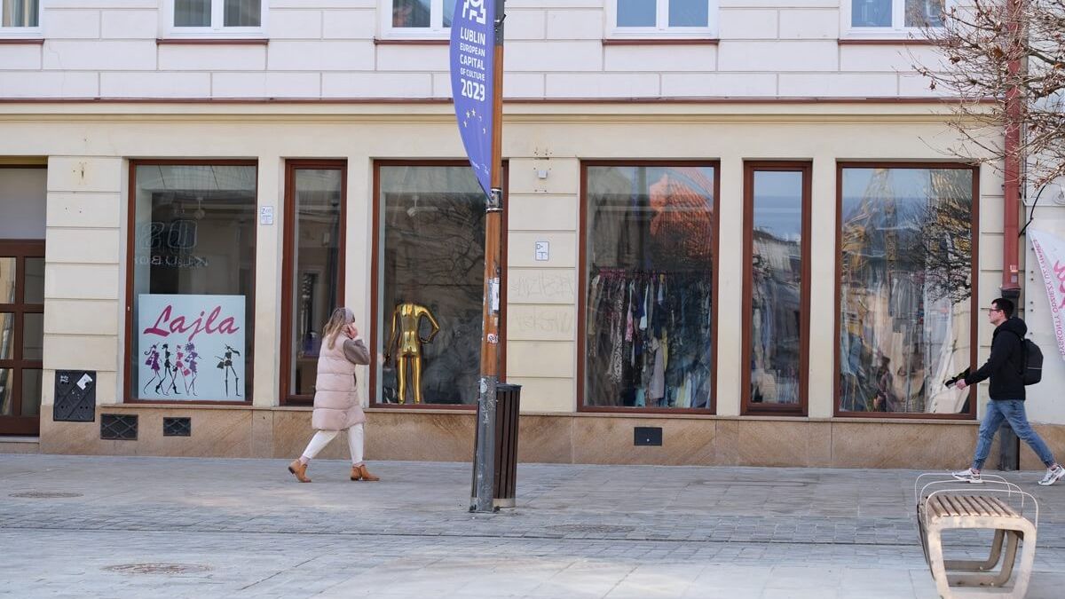 Lokal po Żabce przy deptaku przejął dyskont odzieżowy Lajla