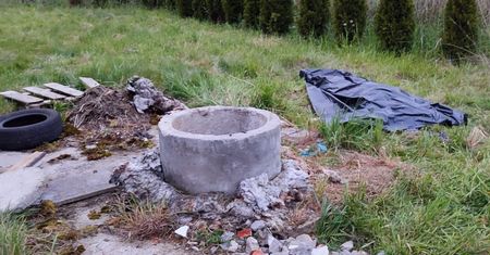 Straszny wypadek pod Łodzią. Kobieta wpadła do szamba