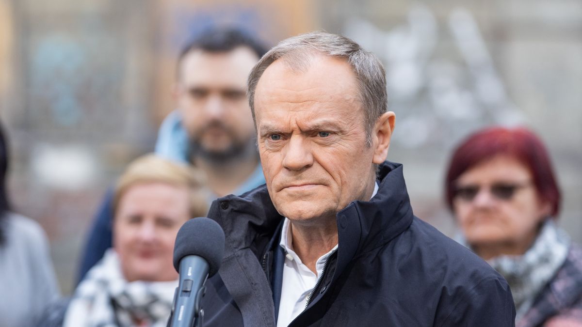 Bytom, 17.03.2023. Przewodniczący Platofrmy Obywatelskiej Donald Tusk podczas konferencji prasowej, przed otwartym spotkaniem z mieszkańcami Bytomia, 17 bm. (mr) PAP/Zbigniew Meissner