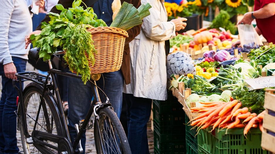 Świeże warzywa i owoce na targowisku