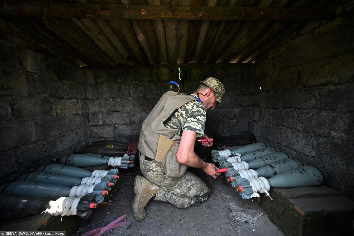 Ukraiński żołnierz przygotowuje amunicję do moździerzy / zdj. ilustracyjne