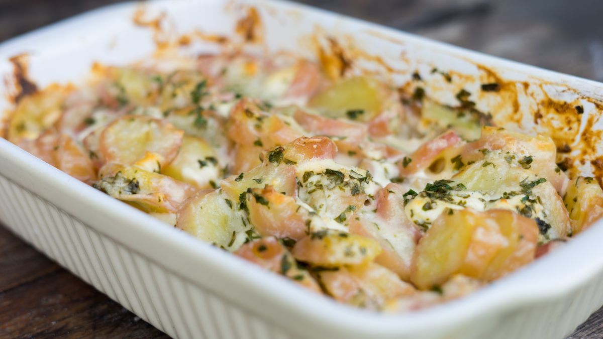 Ekspresowa zapiekanka z ziemniakami. Pomysł na szybki obiad