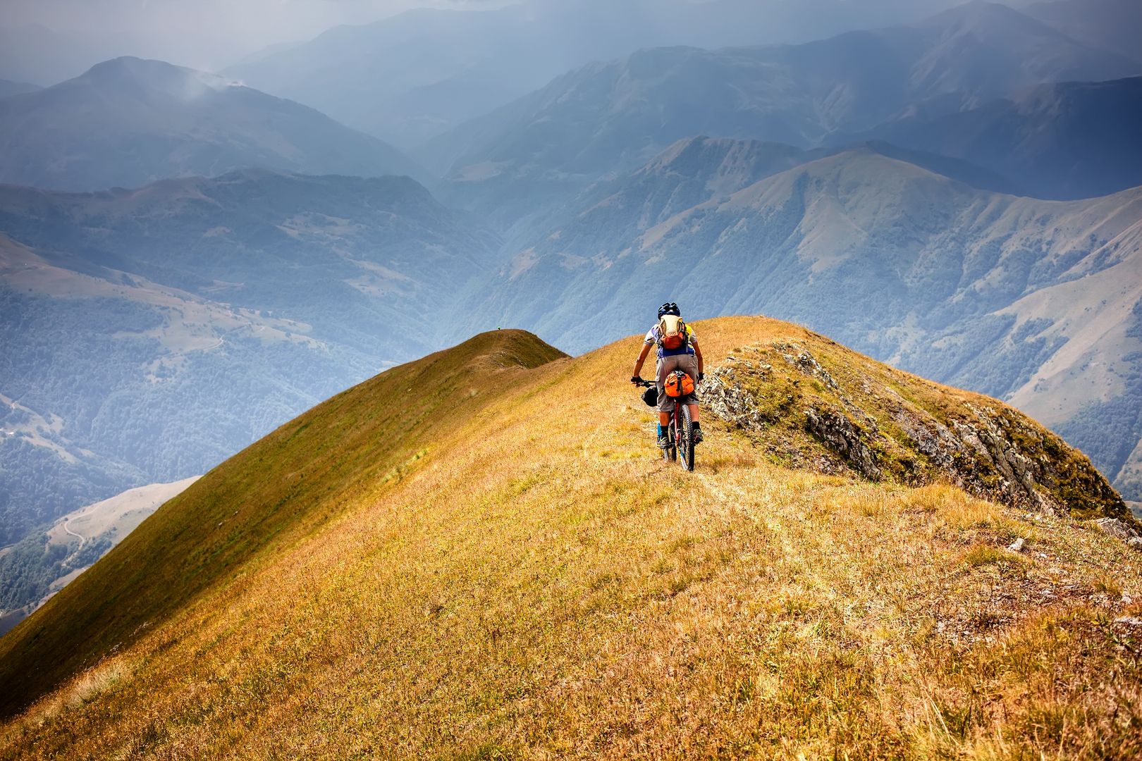 Backpacking może być uprawiany zarówno przez miłośników rowerów MTB czy graveli, jak i rowerów szosowych.