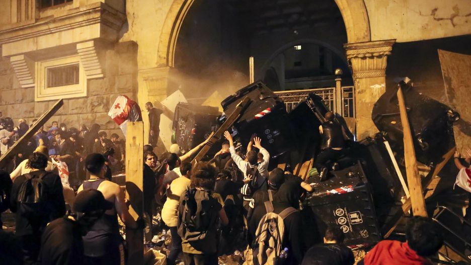 Protesty w Tbilisi
Demonstrators build a barricade to close an entrance of the Parliament building during an opposition protest against "the Russian law" in Tbilisi, Georgia, early Thursday, May 2, 2024. Protesters denounce the bill as "the Russian law" because Moscow uses similar legislation to stigmatize independent news media and organizations critical of the Kremlin. (AP Photo/Zurab Tsertsvadze)
Zurab Tsertsvadze