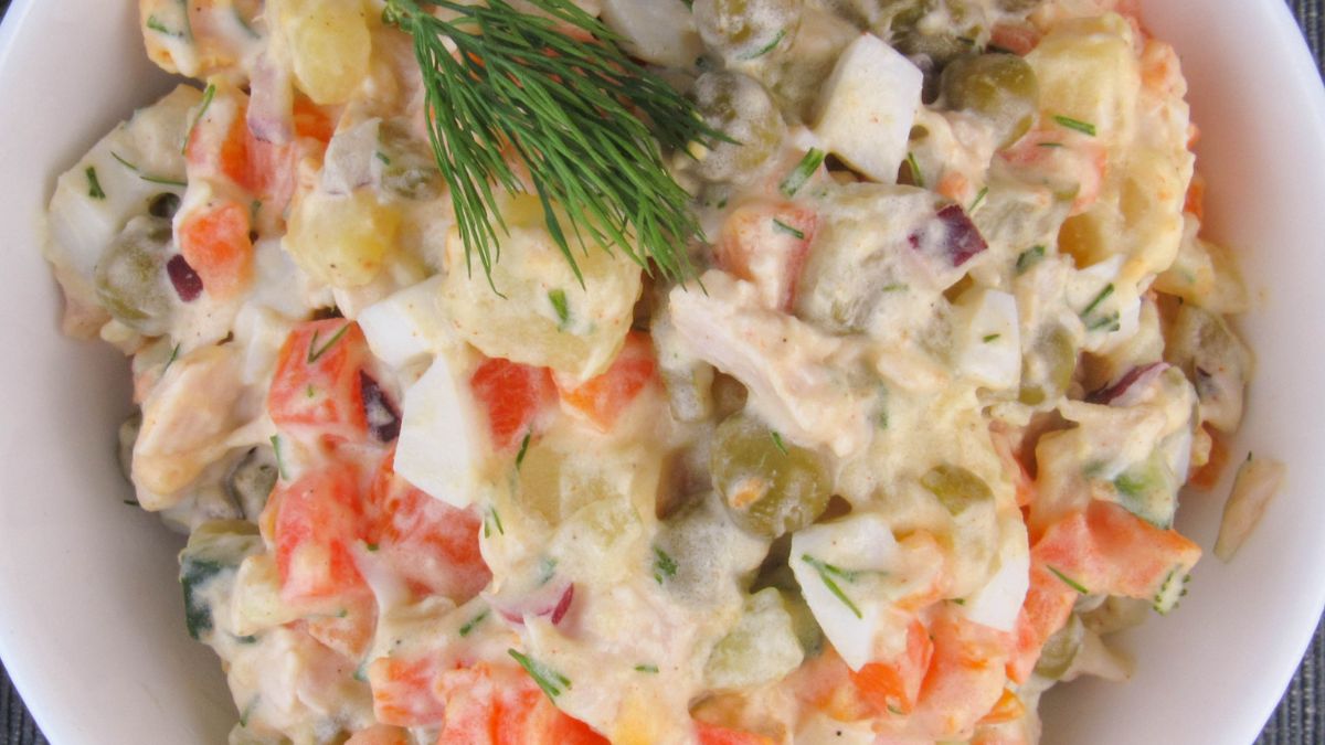 Zobacz, jak przygotować zupę z sałatki jarzynowej