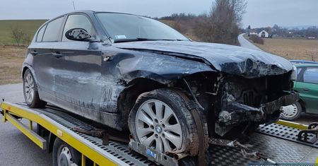 Policja zauważyła BMW na lawecie. Wiedzieli, że coś jest nie tak