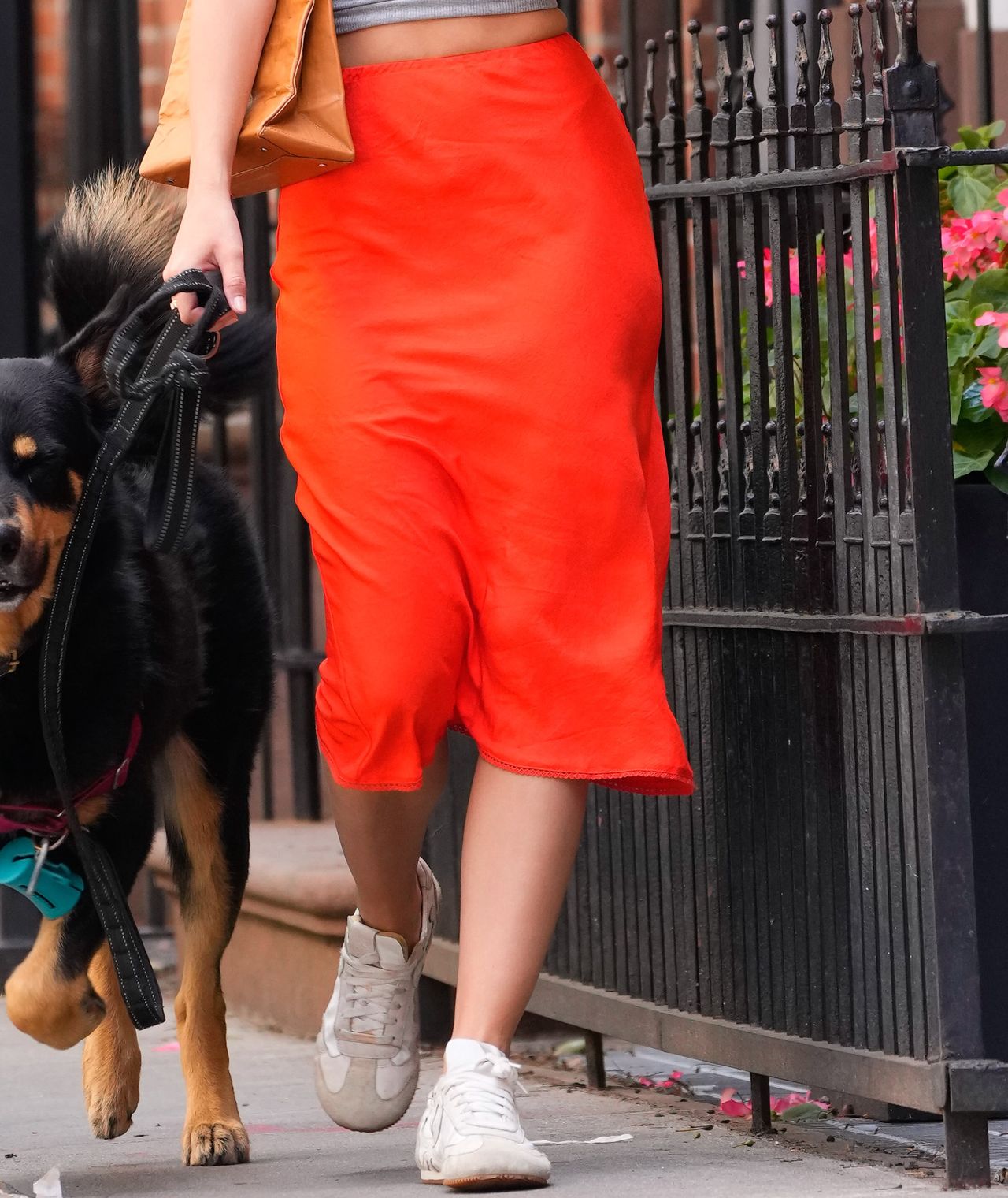 Emily Ratajkowski w pomarańczowej spódnicy