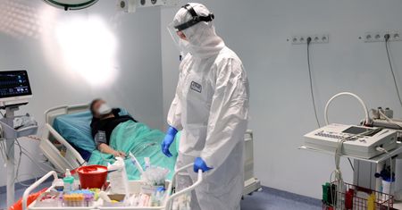Koronawirus w Polsce. Mniej zakażonych, mniej chorych w szpitalach