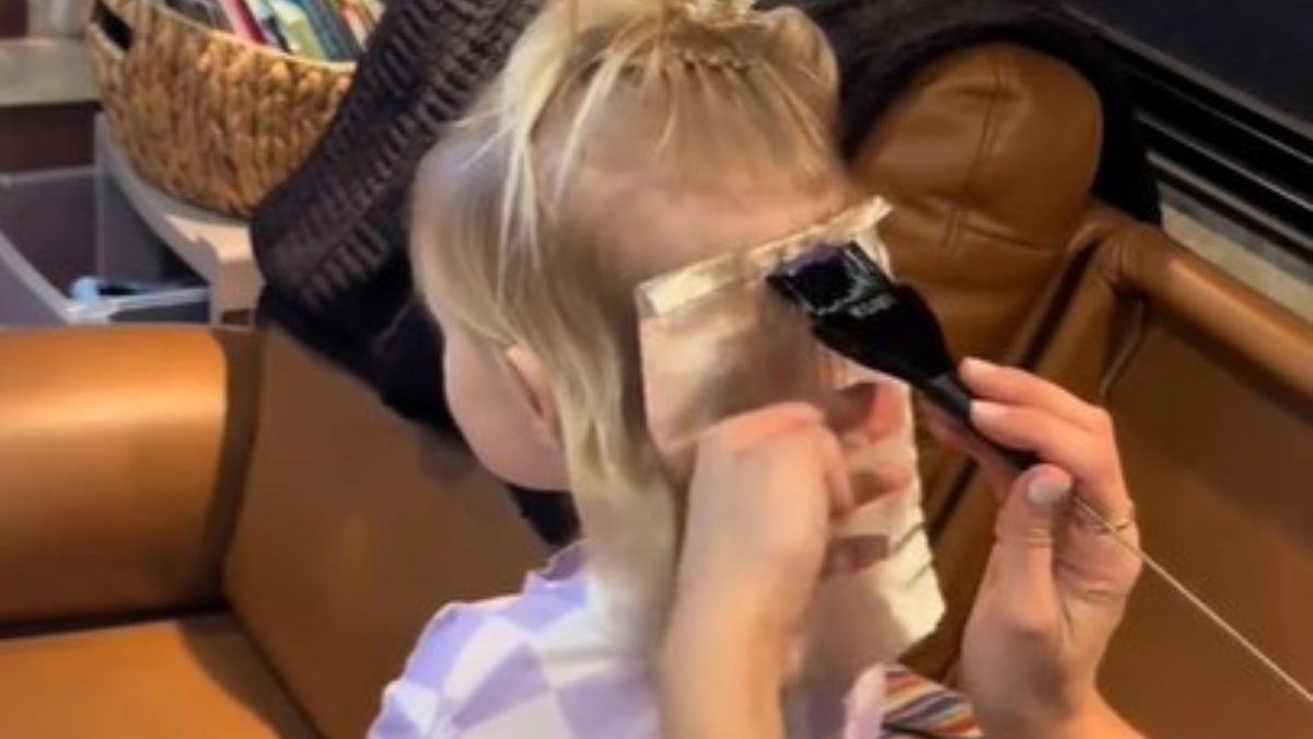 Kobieta zafarbowała córce włosy na niebiesko