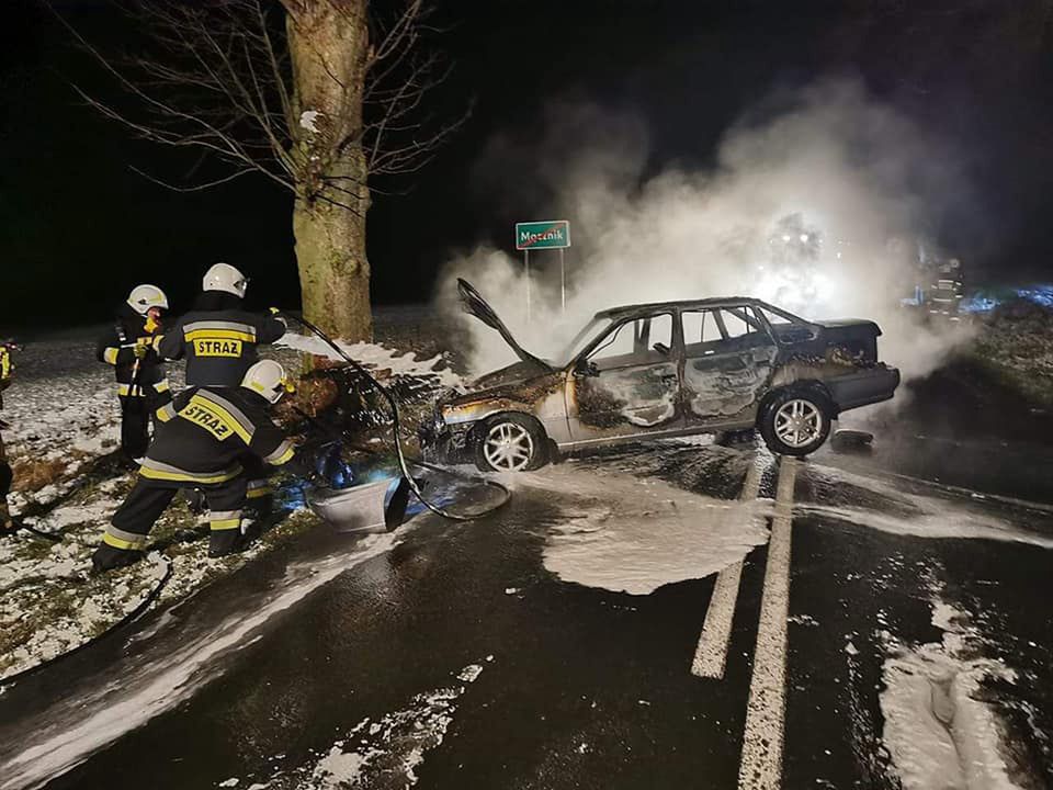 Wypadek pod Kołobrzegiem. Kierowca uratowany z płonącego wraku