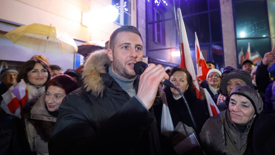 Mi�osz K�eczek
Cz�stochowa, 04.01.2024. By�y pracownik TVP Mi�osz K�eczek (C) podczas protestu ph. "Przeciwko si�owemu przej�ciu medi�w publicznych przez Rz�d Donalda Tuska" przed siedzib� oddzia�u Radia Katowice w Cz�stochowie, 4 bm. Organizatorem manifestacji by� cz�stochowski oddzia� Klubu Gazety Polskiej. (sko) PAP/Waldemar Deska
Waldemar Deska
Kluby Gazety Polskiej, manifestacja, media, media publiczne, protest, w obronie wolnych medi�w