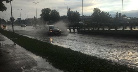 Chwila nieuwagi może kosztować tysiące złotych. Unikaj wjeżdżania w kałuże