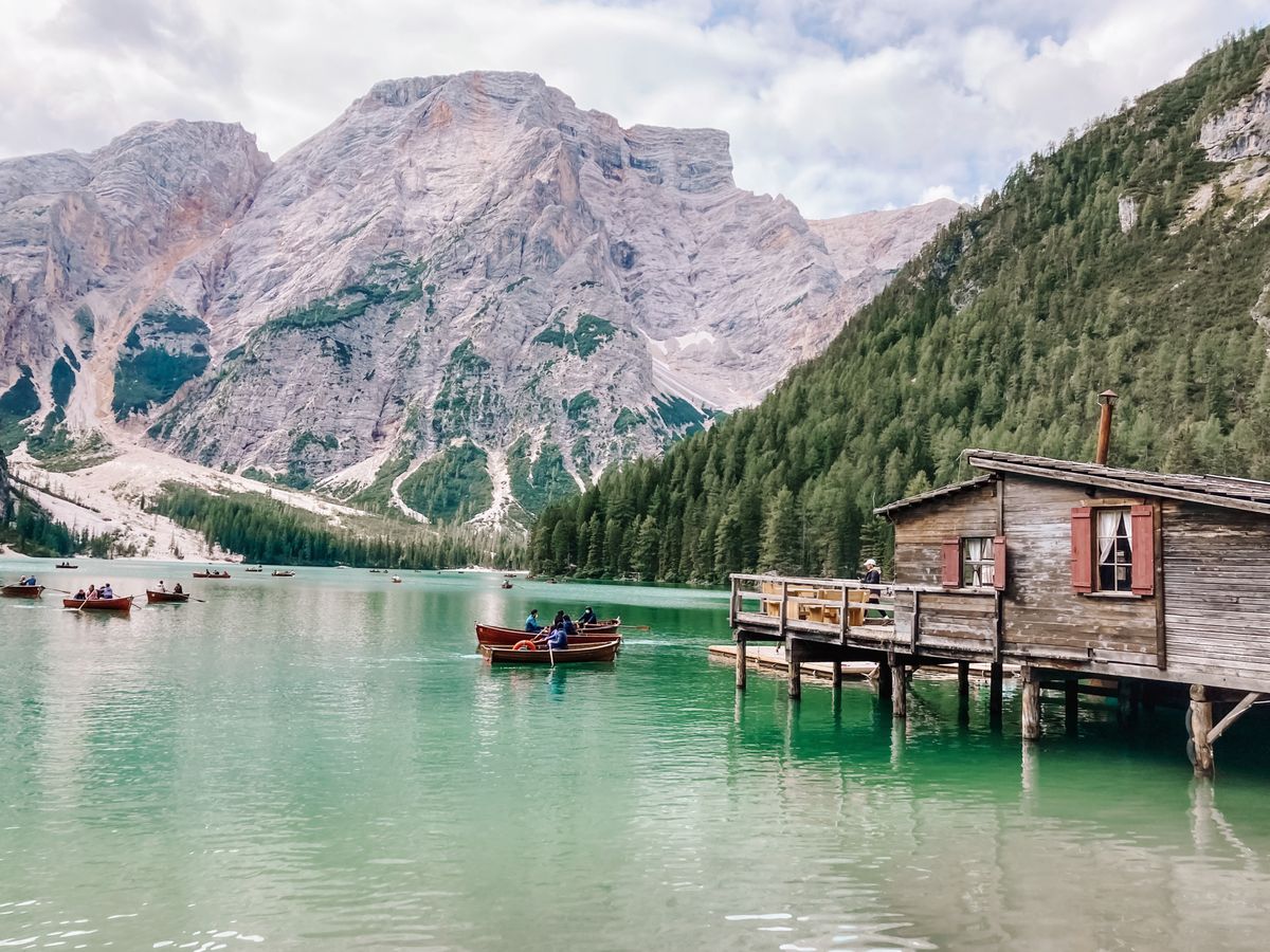 Lago di Braies przyciaga tłumy o każdej porze roku