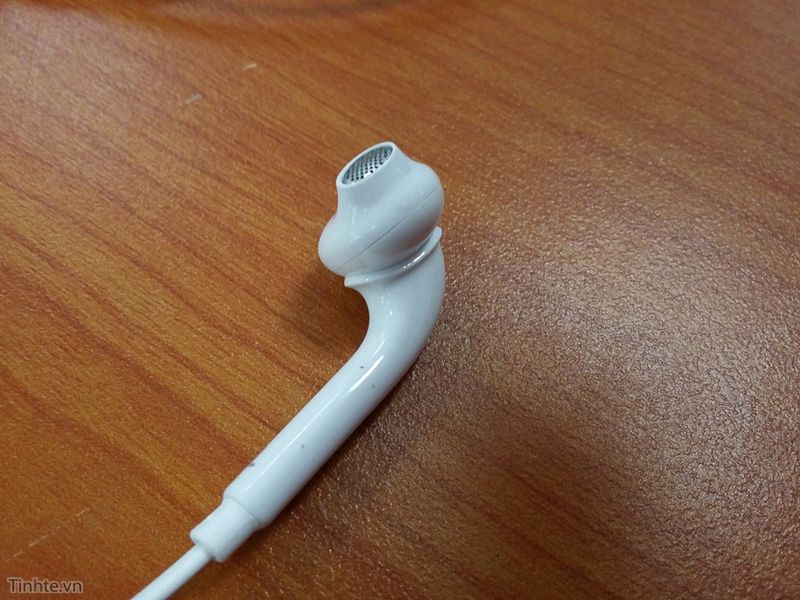 Samsung może mocno odświeżyć słuchawki dla Galaxy S6. Będą podobne do tych od iPhone'a? 9