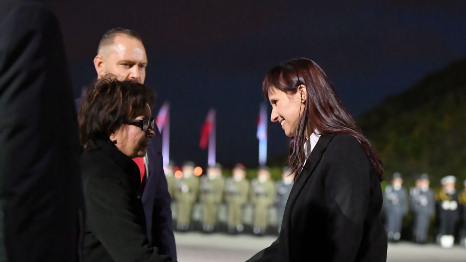 Marszałek Sejmu Elżbieta Witek i prezes IPN Karol Nawrocki przekazali notę identyfikacyjną krewnej Ignacego Zatorskiego, którego szczątki odnaleziono na Westerplatte
