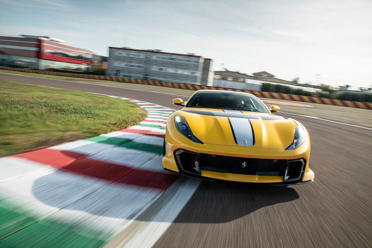 Ferrari 812 Competizione z autorem tekstu za kierownicą