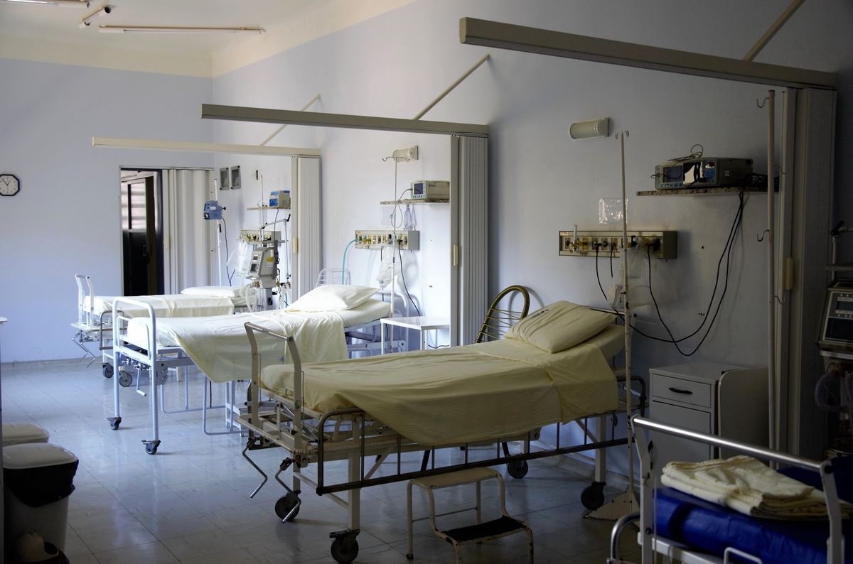 W polskich szpitalach zaczyna brakować respiratorów dla chorych na COVID-19 