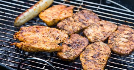 Bezpieczne grillowanie. Czy warto korzystać z aluminiowych tacek?