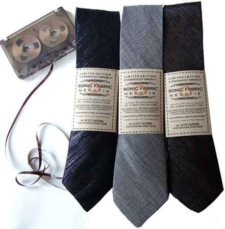 Ze starych kaset audio tworzą... modne krawaty!