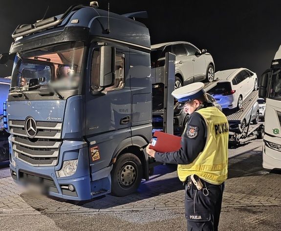 Koło: Kierowca ciężarówki z ponad 3 promilami alkoholu zatrzymany po kolizji na A2