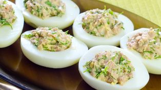 Tak przedwojenne gospodynie faszerowały jajka. O tłustym majonezie możesz zapomnieć