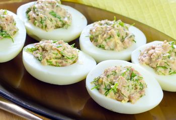 Tak przedwojenne gospodynie faszerowały jajka. O tłustym majonezie możesz zapomnieć