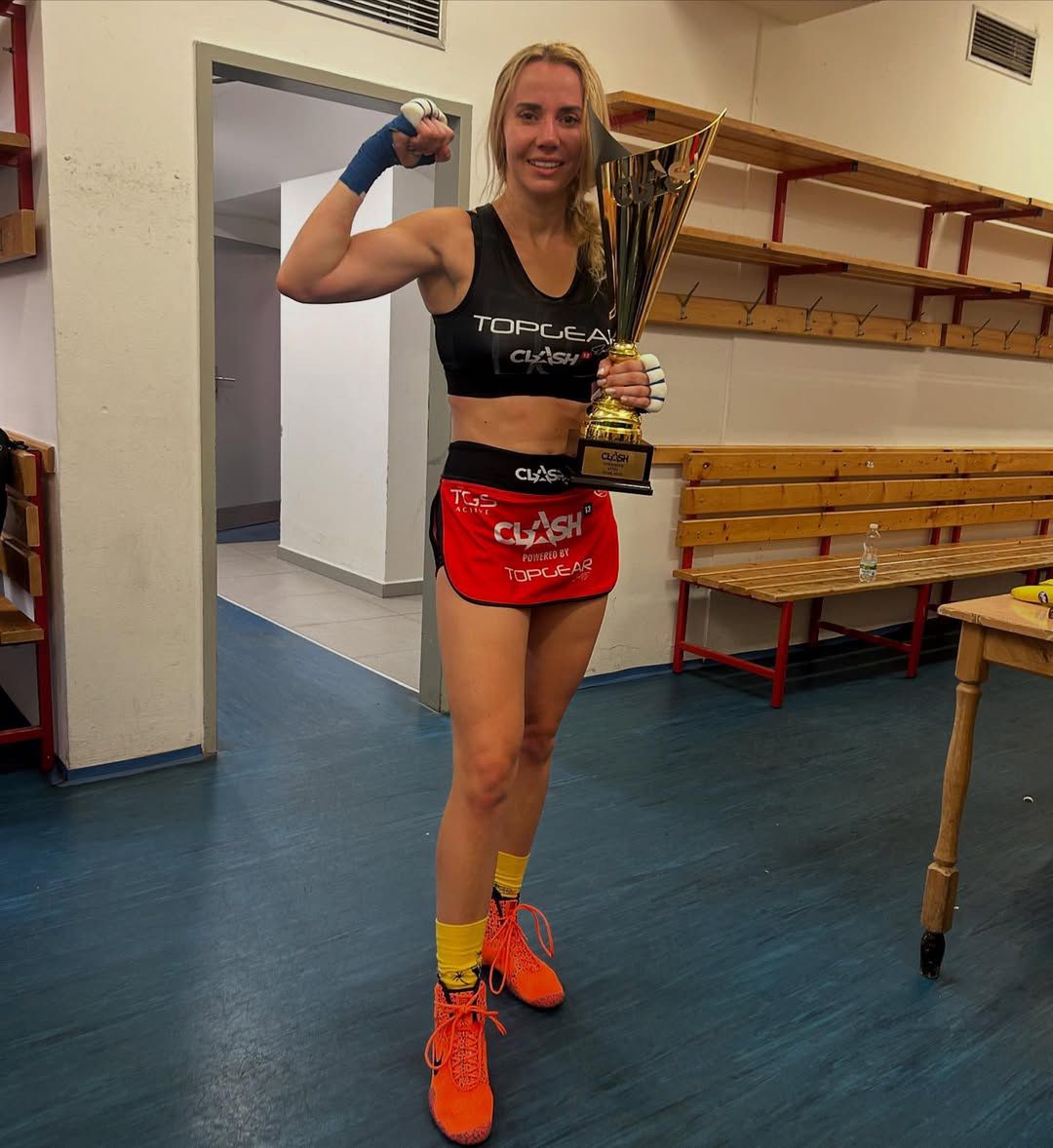 Marianna Schreiber pozuje z trofeum