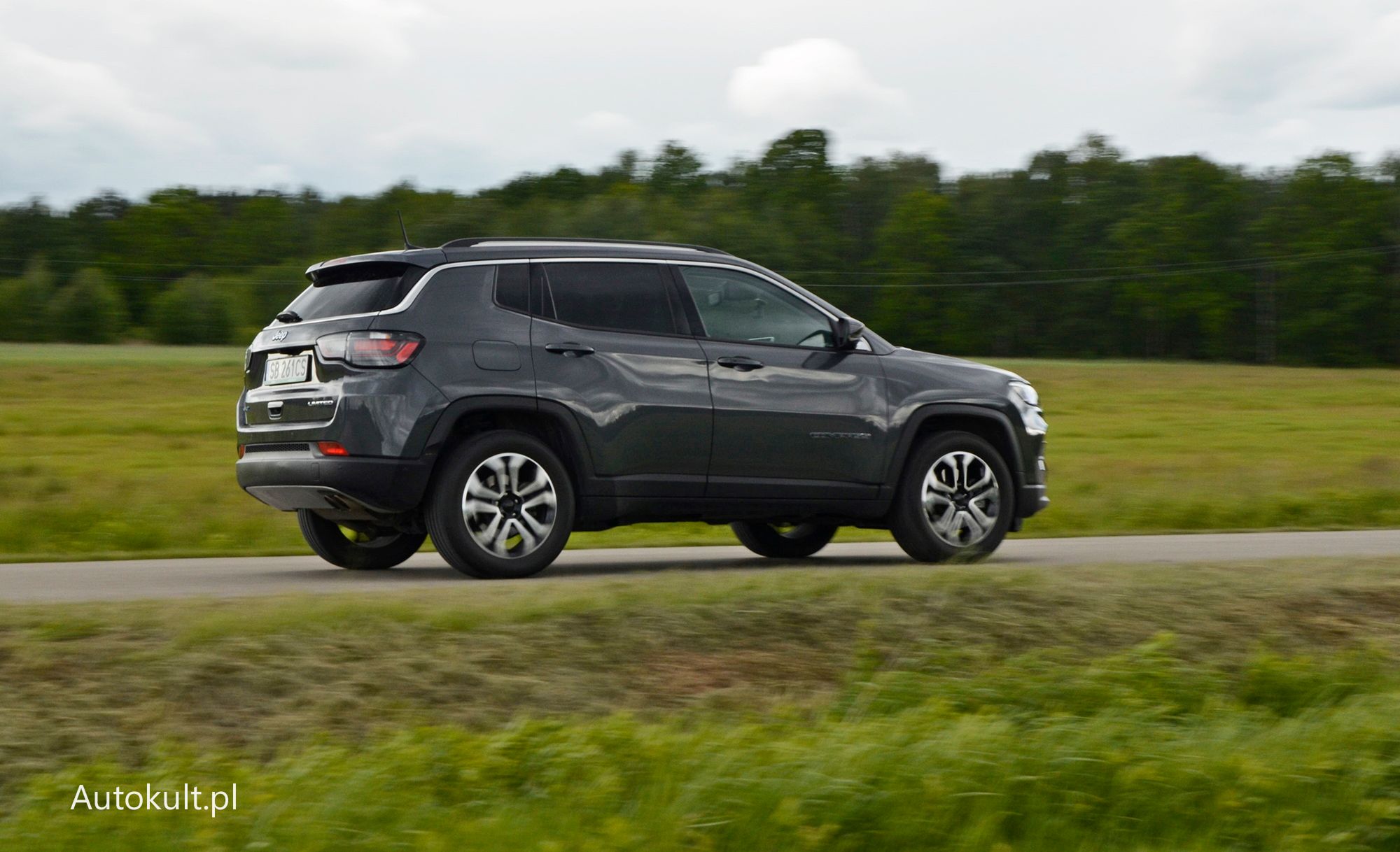 Jeep Compass nie jest mistrzem zakrętów ani królem prostych. Jest poprawnie jeżdżącym SUV-em, któremu nie brakuje mocy