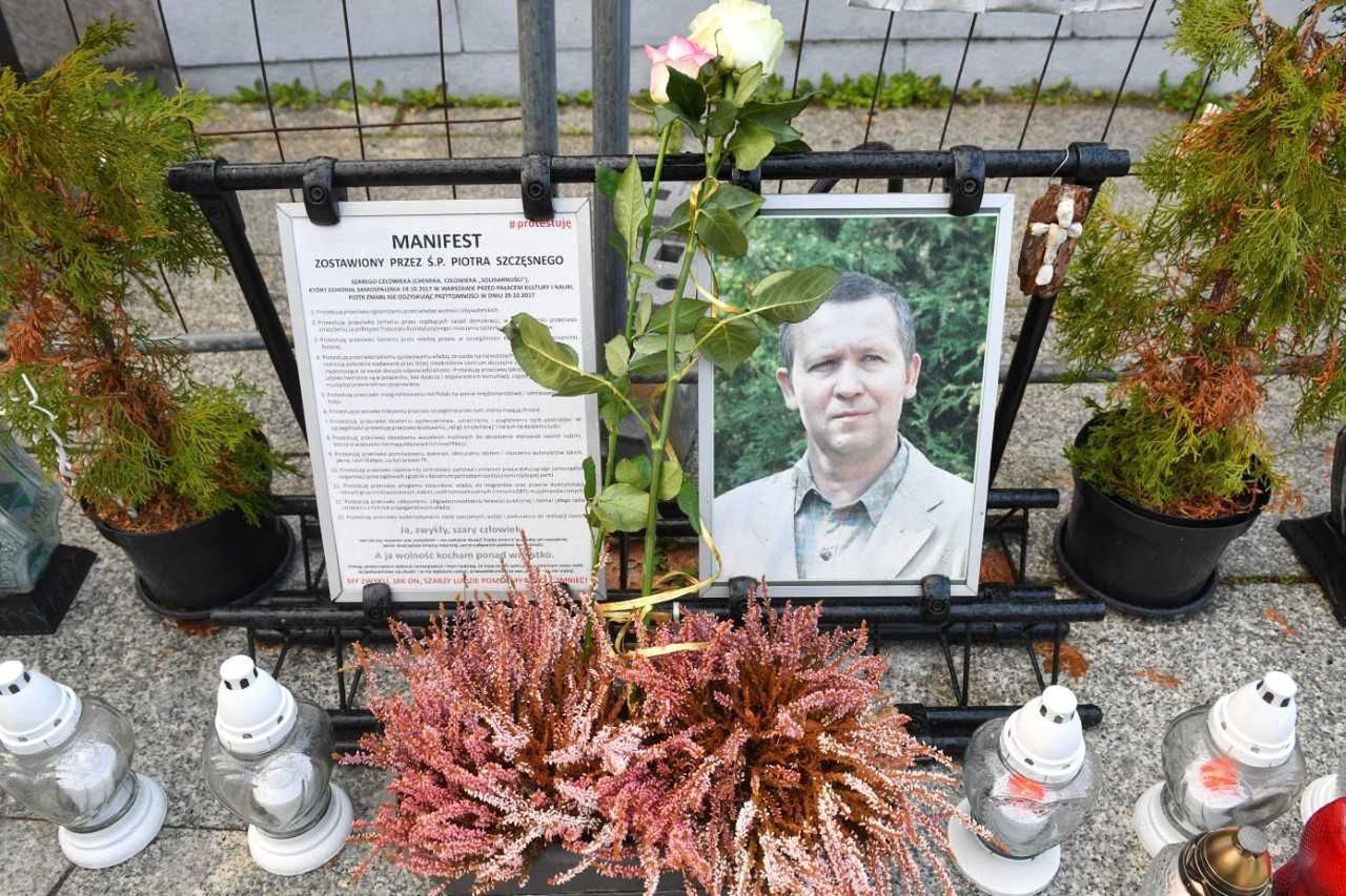 Co roku śmierć Piotra Szczęsnego jest na placu Defilad upamiętniana m.in. przez palenie zniczy. 