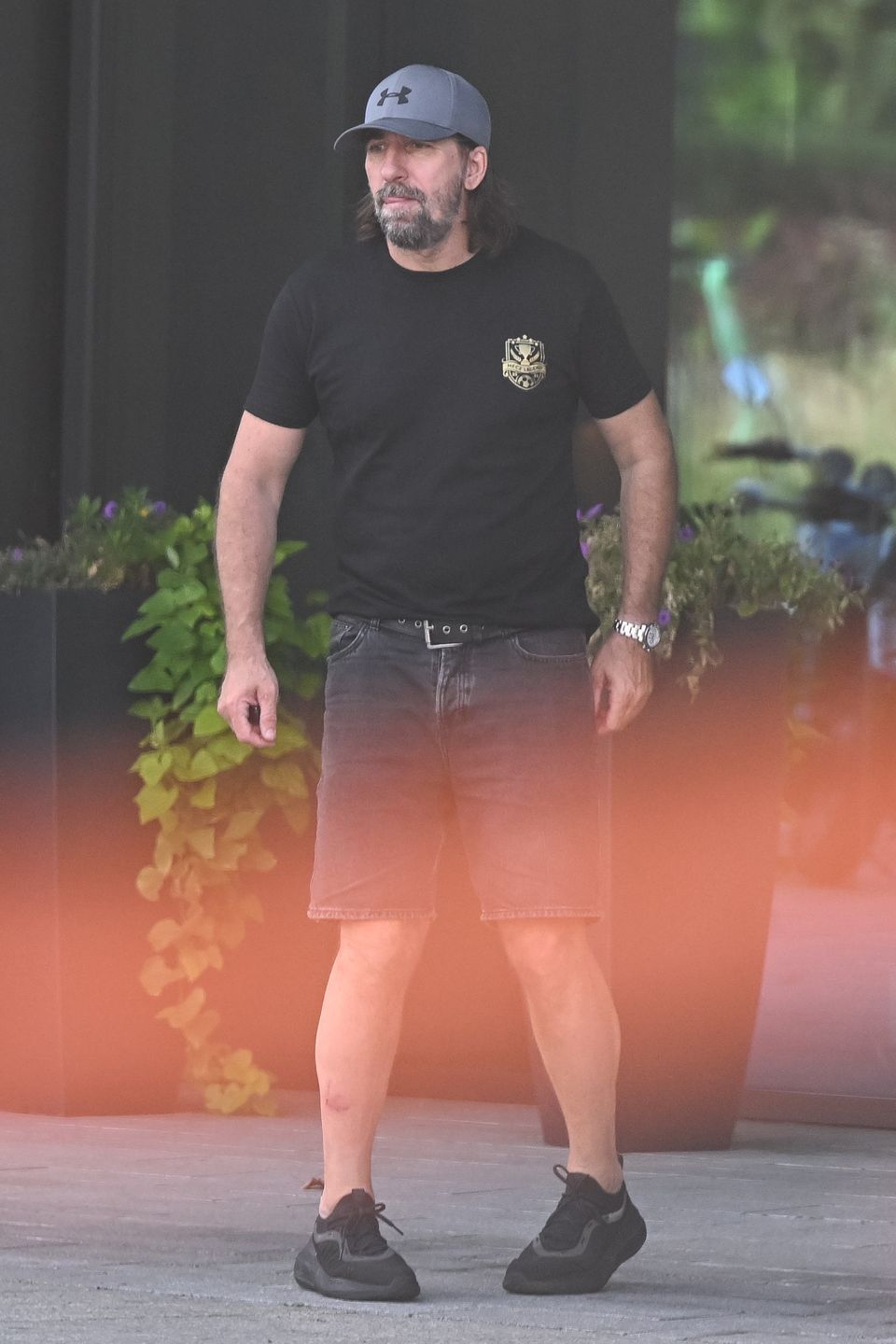 Tomasz Iwan sfotografowany z ukochaną. Dostał mandat