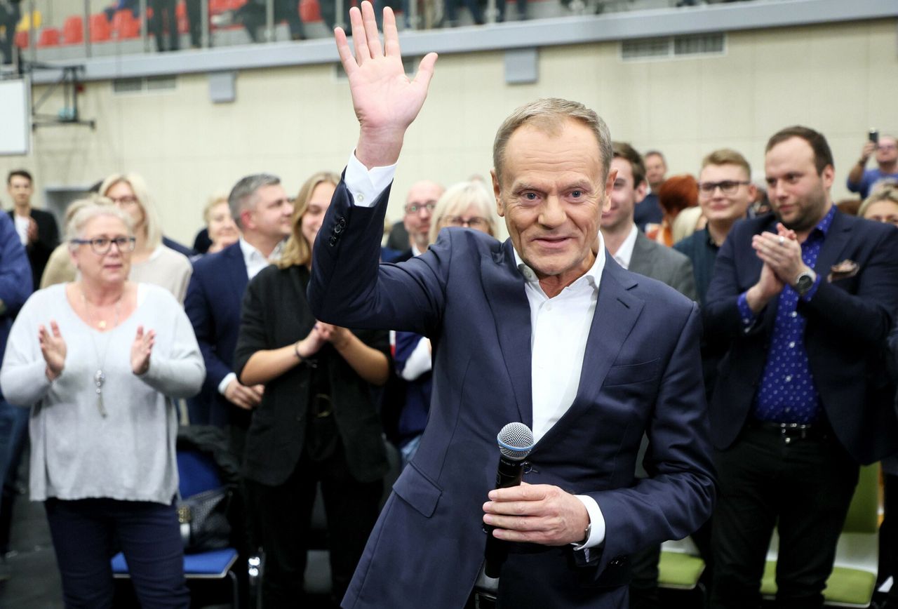 Donald Tusk kontra sektor PiS w Piasecznie. "Ja ci dam für Deutschland, PiS-owcu jeden"
